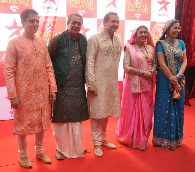 स्‍टार परिवार अवॉर्ड्स में बहुओं का जलवा | बोल्‍ड होती बालाएं