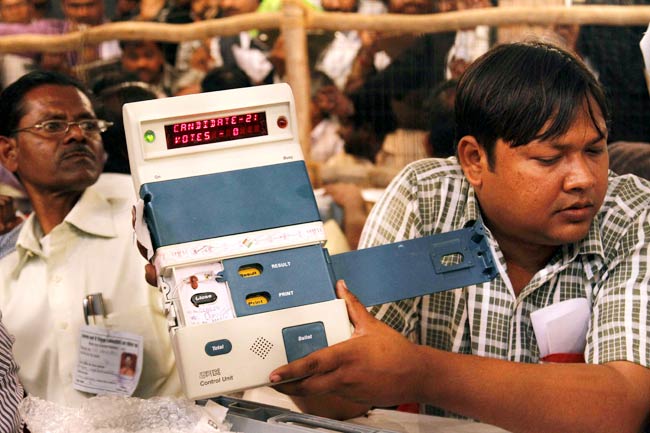 यूपी में जीत का जश्‍न | दिल्‍ली की गद्दी के लिए यूपी है सीढ़ी