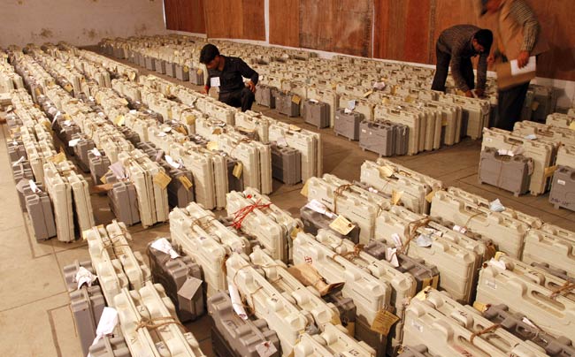 यूपी में जीत का जश्‍न | दिल्‍ली की गद्दी के लिए यूपी है सीढ़ी