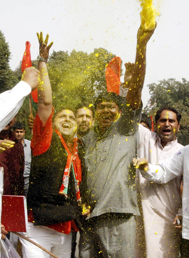 यूपी में जीत का जश्‍न | दिल्‍ली की गद्दी के लिए यूपी है सीढ़ी