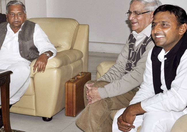 यूपी में जीत का जश्‍न | दिल्‍ली की गद्दी के लिए यूपी है सीढ़ी