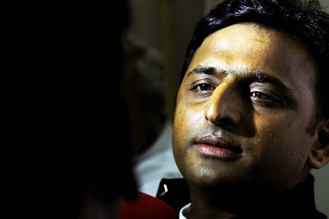 यूपी में जीत का जश्‍न | दिल्‍ली की गद्दी के लिए यूपी है सीढ़ी