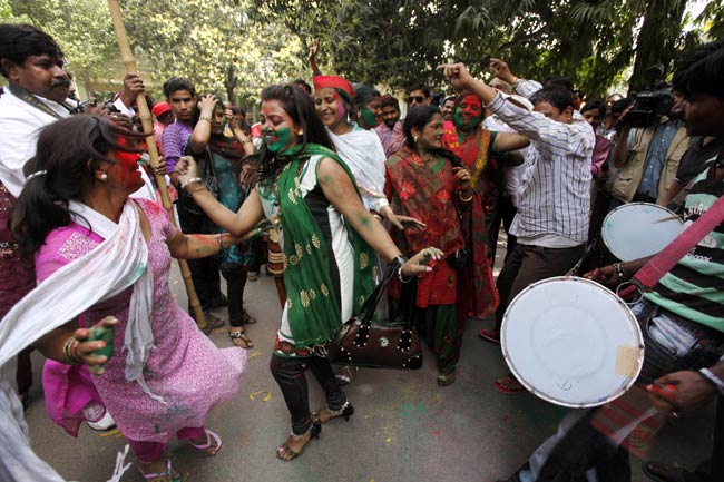 यूपी में जीत का जश्‍न | दिल्‍ली की गद्दी के लिए यूपी है सीढ़ी