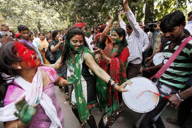 यूपी में जीत का जश्‍न | दिल्‍ली की गद्दी के लिए यूपी है सीढ़ी