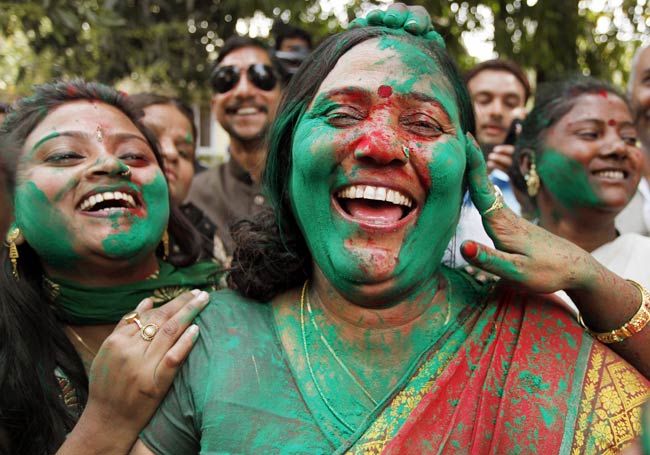 यूपी में जीत का जश्‍न | दिल्‍ली की गद्दी के लिए यूपी है सीढ़ी