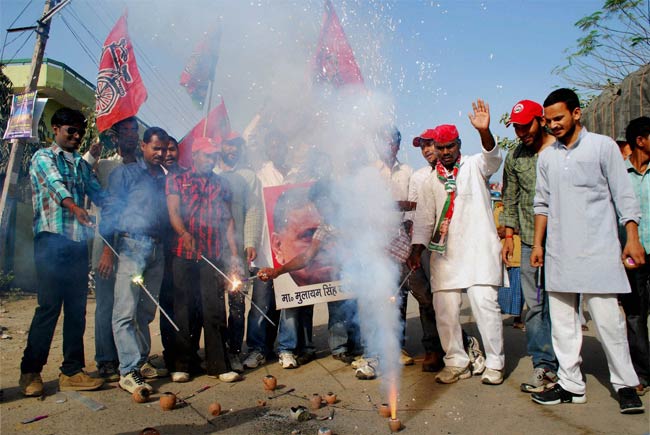 यूपी में जीत का जश्‍न | दिल्‍ली की गद्दी के लिए यूपी है सीढ़ी