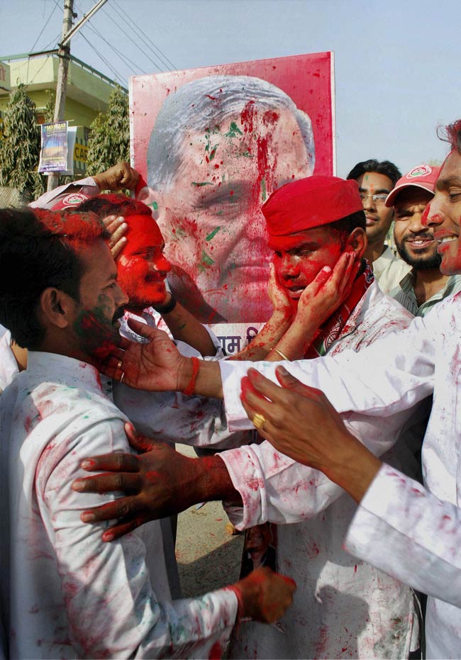 यूपी में जीत का जश्‍न | दिल्‍ली की गद्दी के लिए यूपी है सीढ़ी