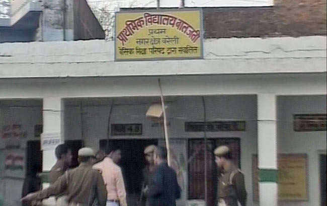 यूपी चुनाव: सातवें और अंतिम चरण के मतदान की तस्‍वीरें