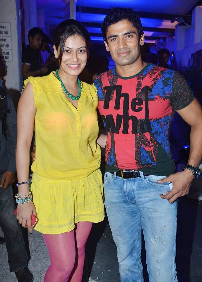 यूटीवी वॉक ऑफ द स्टार्स पार्टी में सितारे | हॉट 'आइटम गर्ल'