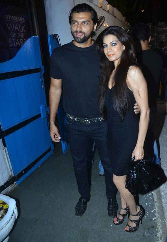 यूटीवी वॉक ऑफ द स्टार्स पार्टी में सितारे | हॉट 'आइटम गर्ल'