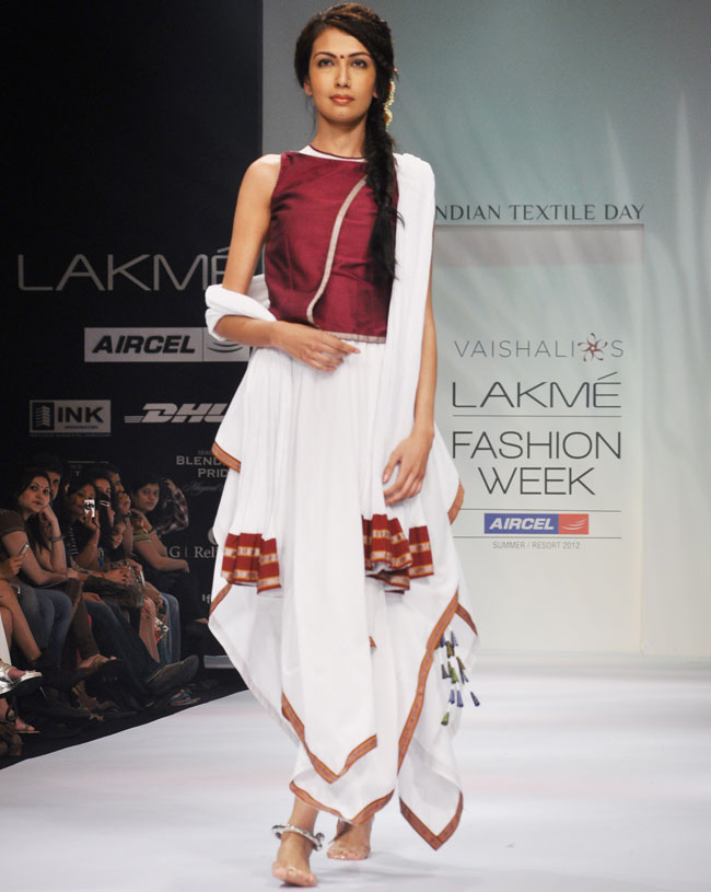 लक्‍मे फैशन वीक के तीसरे दिन की झलकियां...| फैशन वीक: Day 2