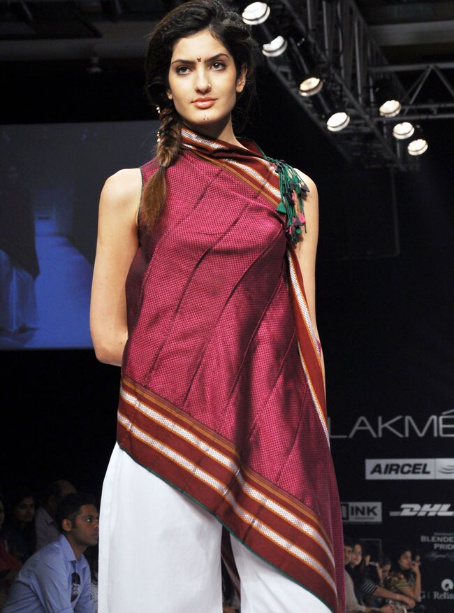 लक्‍मे फैशन वीक के तीसरे दिन की झलकियां...| फैशन वीक: Day 2