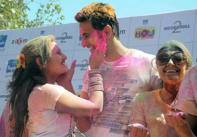 ज़ूम की होली पार्टी में सितारों की धूम । सितारों की मस्‍ती
