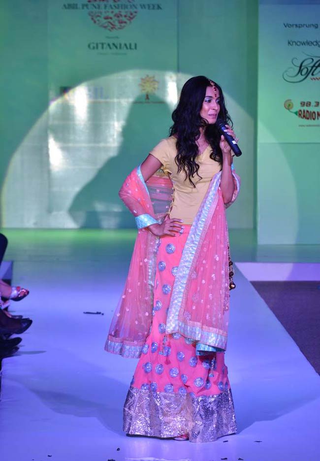 पुणे फैशन वीक 2012 में हुस्न का तड़का | बॉलीवुड परियां