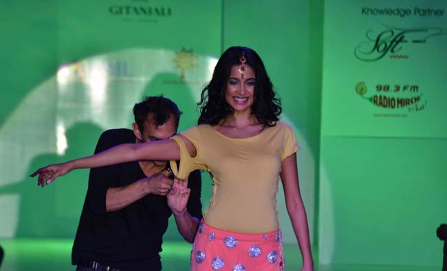 पुणे फैशन वीक 2012 में हुस्न का तड़का | बॉलीवुड परियां