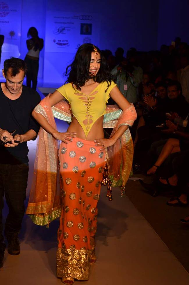 पुणे फैशन वीक 2012 में हुस्न का तड़का | बॉलीवुड परियां