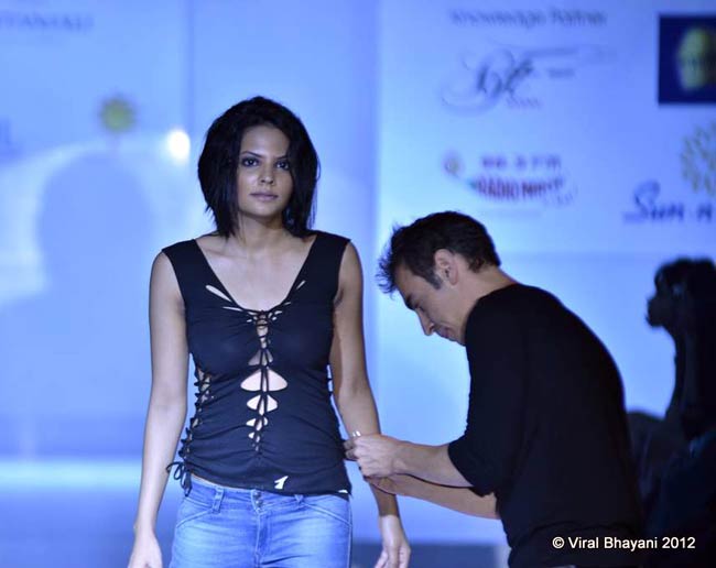 पुणे फैशन वीक 2012 में हुस्न का तड़का | बॉलीवुड परियां