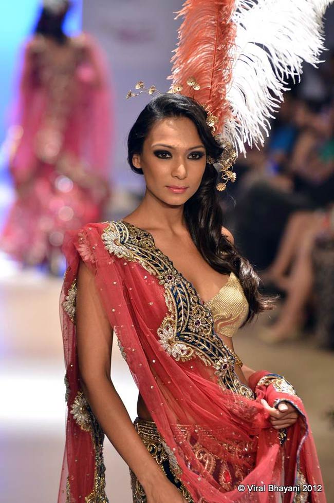 पुणे फैशन वीक 2012 में हुस्न का तड़का | बॉलीवुड परियां