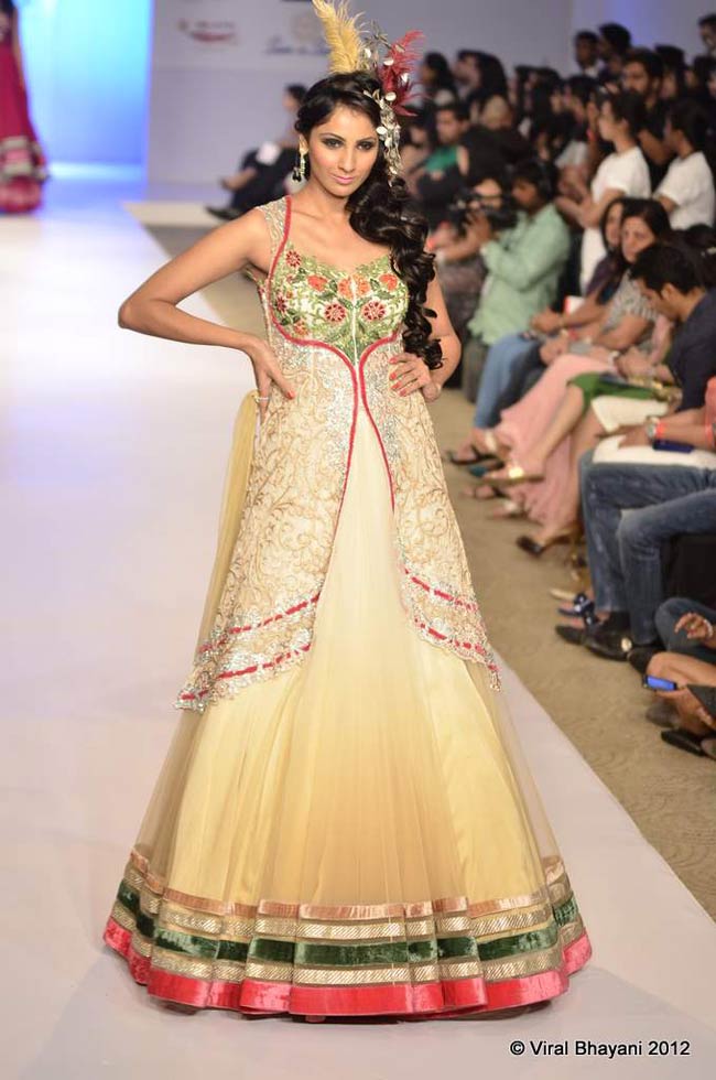पुणे फैशन वीक 2012 में हुस्न का तड़का | बॉलीवुड परियां