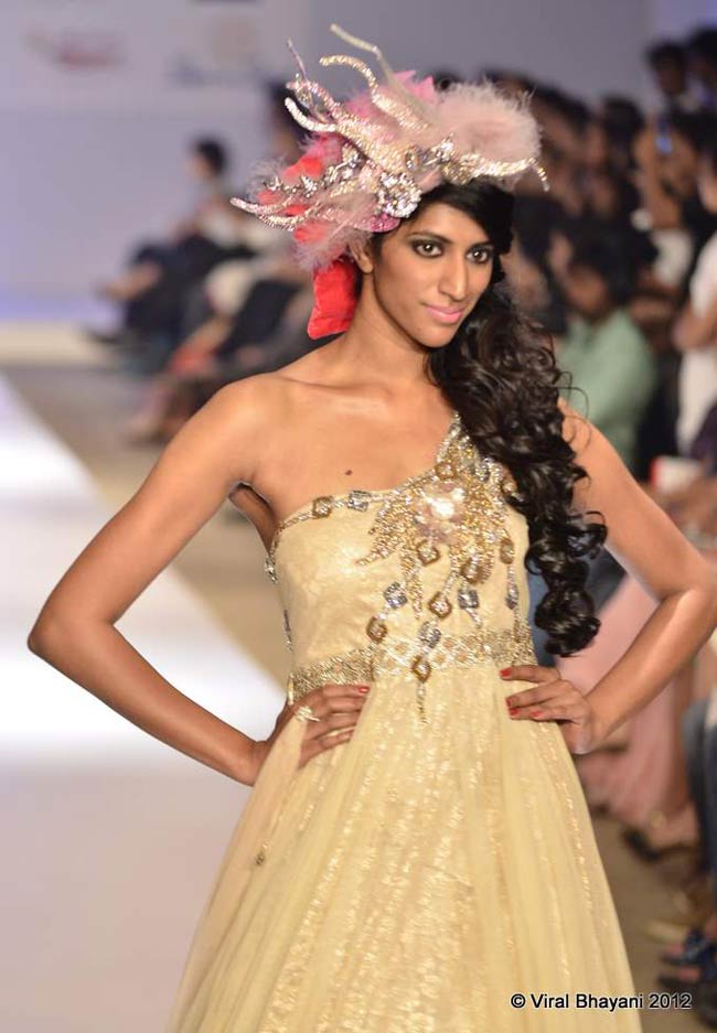पुणे फैशन वीक 2012 में हुस्न का तड़का | बॉलीवुड परियां