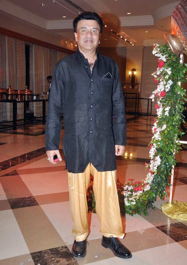 लाहिरी को सितारों ने दी शादी की बधाई | रितेश की शादी