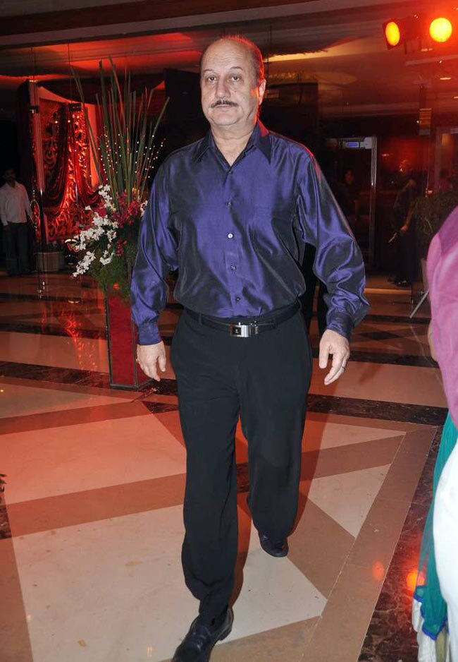 लाहिरी को सितारों ने दी शादी की बधाई | रितेश की शादी