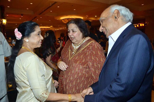 लाहिरी को सितारों ने दी शादी की बधाई | रितेश की शादी