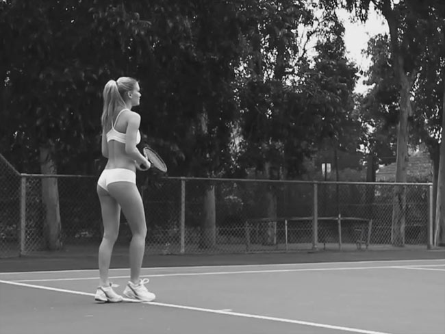 टेनिस के जरिए अंत:वस्‍त्रों का प्रचार | बिकनी मॉडल्‍स