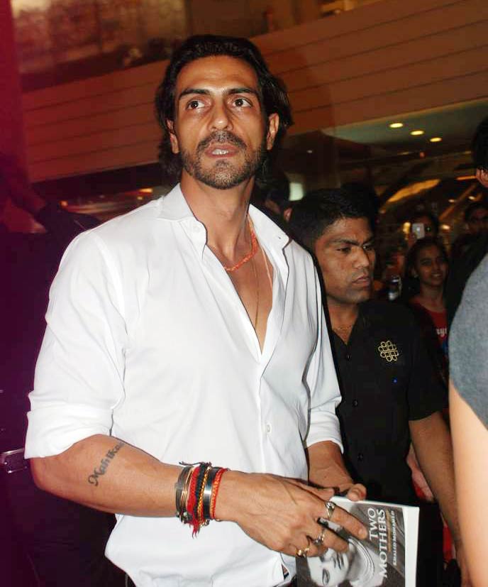 मोहम्मद खालिद के 'बुक-लॉन्च' में पहुंची सोनम