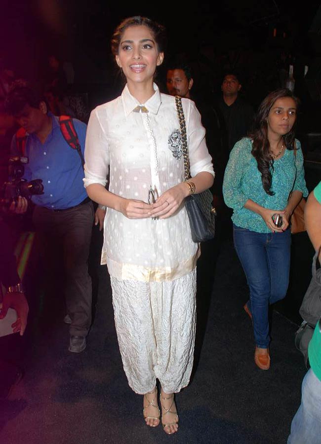 मोहम्मद खालिद के 'बुक-लॉन्च' में पहुंची सोनम