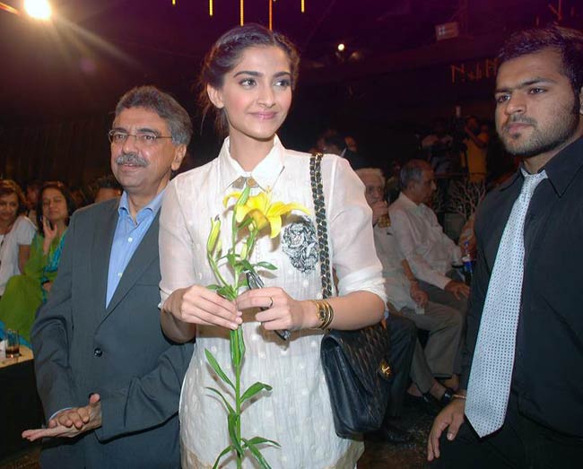 मोहम्मद खालिद के 'बुक-लॉन्च' में पहुंची सोनम