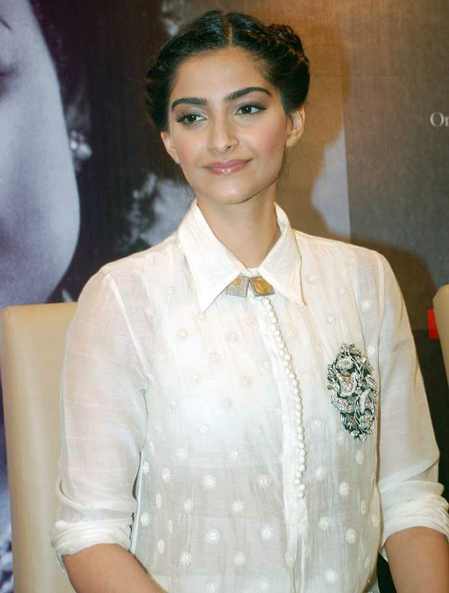 मोहम्मद खालिद के 'बुक-लॉन्च' में पहुंची सोनम