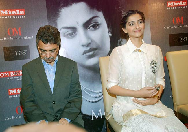 मोहम्मद खालिद के 'बुक-लॉन्च' में पहुंची सोनम