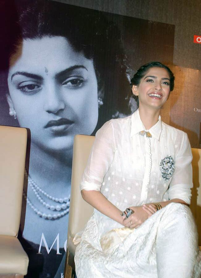 मोहम्मद खालिद के 'बुक-लॉन्च' में पहुंची सोनम