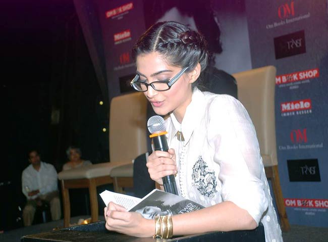 मोहम्मद खालिद के 'बुक-लॉन्च' में पहुंची सोनम