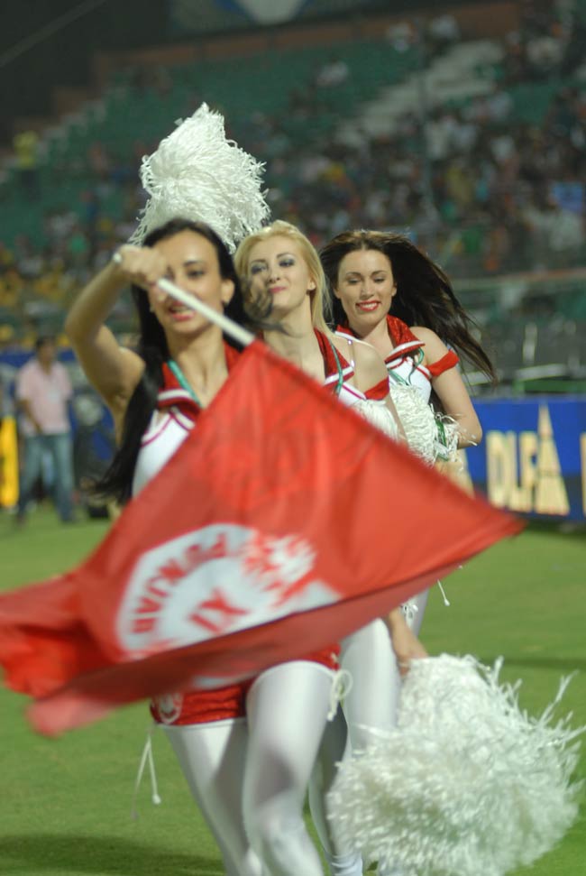 'रॉकिंग' श्रीसंत और चीयरलीडर्सः ये है तमाशा क्रिकेट