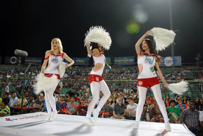 'रॉकिंग' श्रीसंत और चीयरलीडर्सः ये है तमाशा क्रिकेट