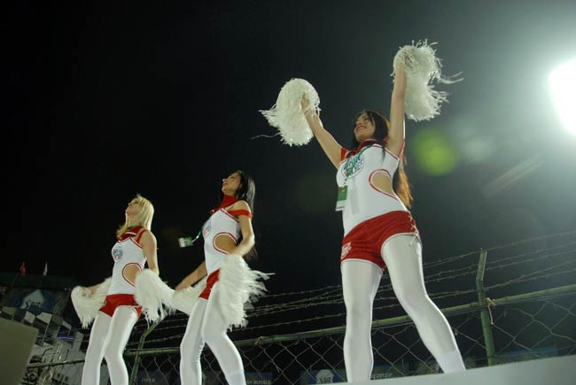 'रॉकिंग' श्रीसंत और चीयरलीडर्सः ये है तमाशा क्रिकेट