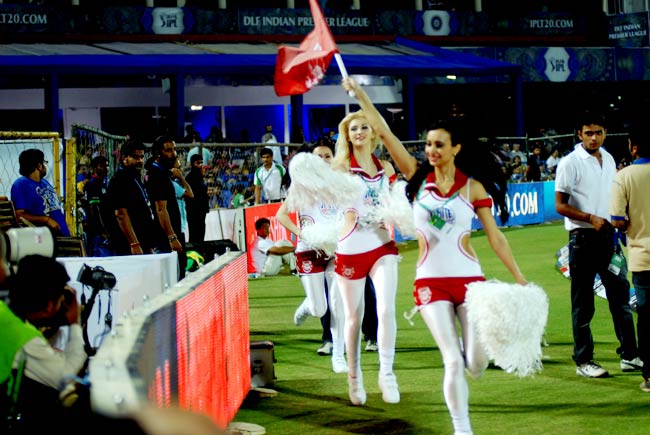 'रॉकिंग' श्रीसंत और चीयरलीडर्सः ये है तमाशा क्रिकेट