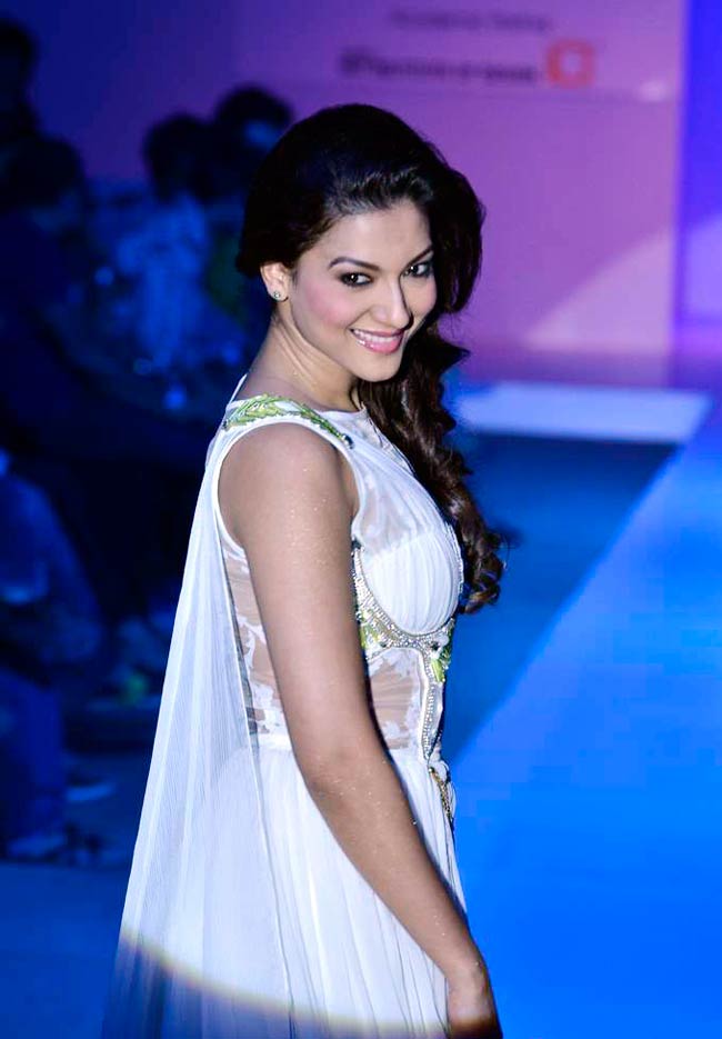 पुणे फैशन वीक 2012 में हुस्न का तड़का | बॉलीवुड परियां