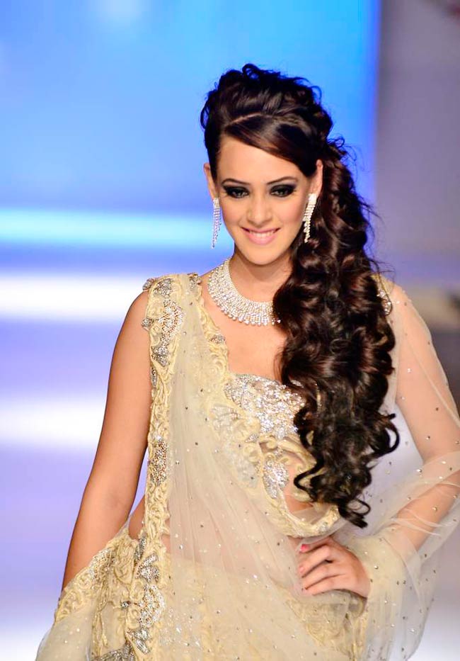 पुणे फैशन वीक 2012 में हुस्न का तड़का | बॉलीवुड परियां