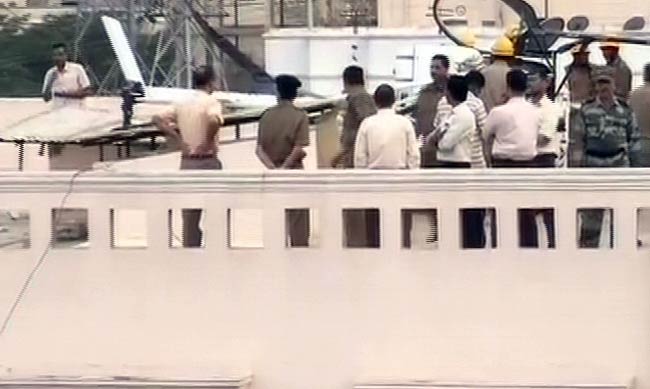 बैंगलोर: छत पर हेलीकॉप्‍टर की इमरजेंसी लैंडिंग