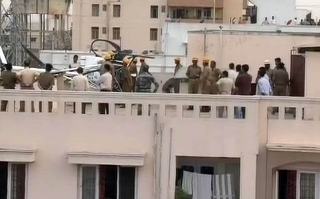 बैंगलोर: छत पर हेलीकॉप्‍टर की इमरजेंसी लैंडिंग