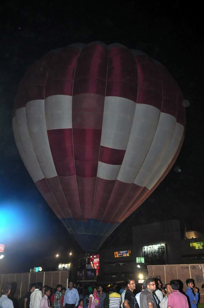 फिल्‍म प्रमोशन के लिए कुछ भी करेगा | नुमाइश की होड