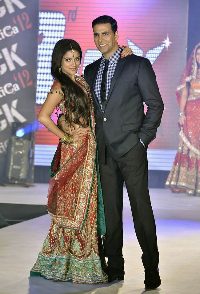 फिल्‍म प्रमोशन के लिए कुछ भी करेगा | नुमाइश की होड