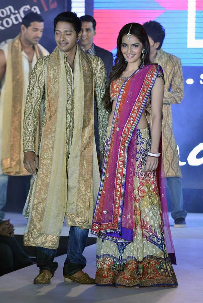 फिल्‍म प्रमोशन के लिए कुछ भी करेगा | नुमाइश की होड