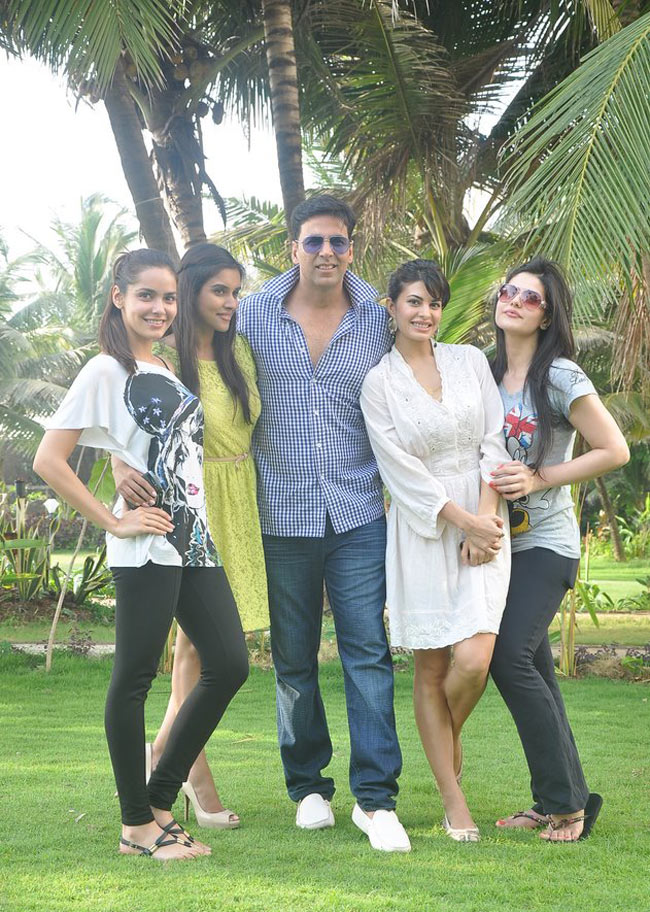 अक्षय कुमार के घर हाउसफुल-2 के सितारे  | हाउसफुल-2