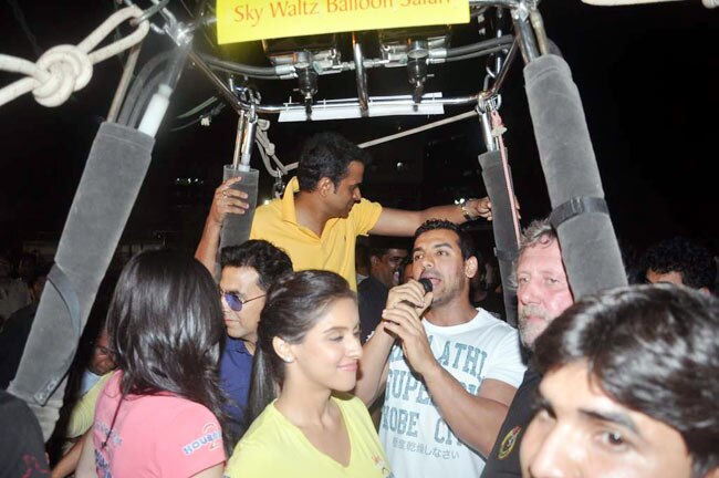 फिल्‍म प्रमोशन के लिए कुछ भी करेगा | नुमाइश की होड