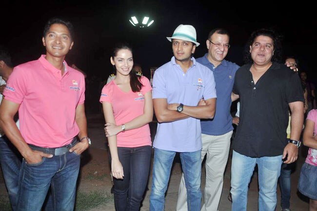 फिल्‍म प्रमोशन के लिए कुछ भी करेगा | नुमाइश की होड