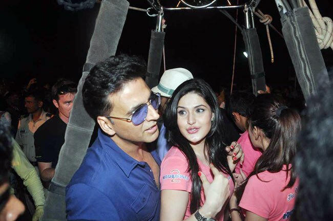 फिल्‍म प्रमोशन के लिए कुछ भी करेगा | नुमाइश की होड